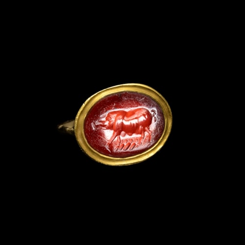 A modern gold ring set with a Roman carnelian intaglio. Sow.